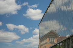 Die Tonne - im Hintergrund die Stadthalle